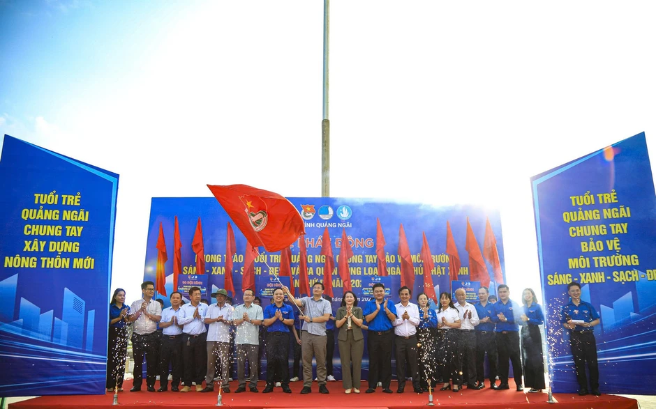 Tuổi trẻ chung tay xóa ‘điểm đen’ môi trường Tuổi trẻ chung tay xóa ‘điểm đen’ môi trường