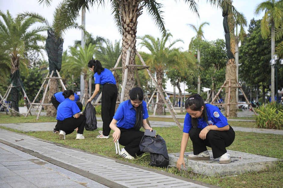 Tuổi trẻ chung tay xóa ‘điểm đen’ môi trường Tuổi trẻ chung tay xóa ‘điểm đen’ môi trường