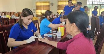 Tuổi trẻ CSGT đồng hành chăm lo đồng bào Khmer