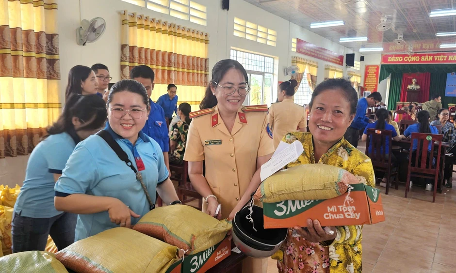 Tuổi trẻ CSGT đồng hành chăm lo đồng bào Khmer