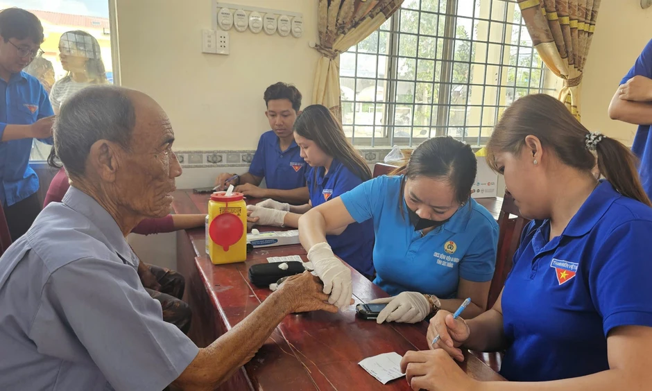 Tuổi trẻ CSGT đồng hành chăm lo đồng bào Khmer