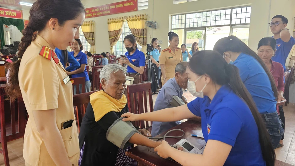 Tuổi trẻ CSGT đồng hành chăm lo đồng bào Khmer