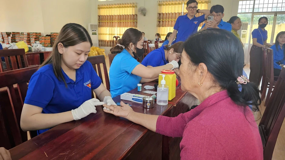 Tuổi trẻ CSGT đồng hành chăm lo đồng bào Khmer