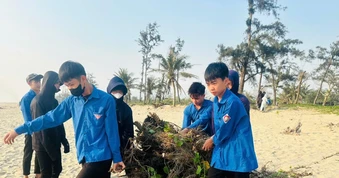 Tuổi trẻ Hà Tĩnh ra quân làm sạch biển, sẵn sàng vào mùa du lịch