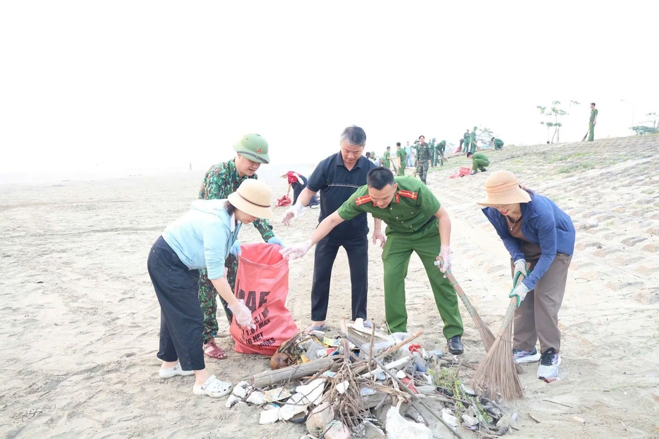 Tuổi trẻ Hà Tĩnh ra quân làm sạch biển, sẵn sàng vào mùa du lịch