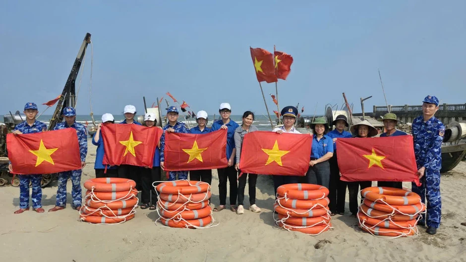 Tuổi trẻ Hà Tĩnh ra quân làm sạch biển, sẵn sàng vào mùa du lịch