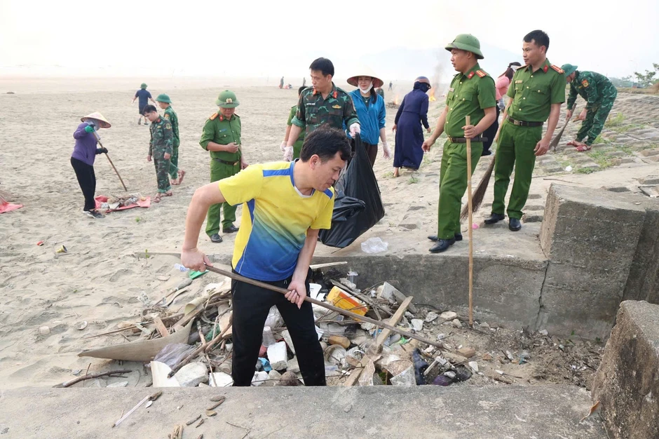 Tuổi trẻ Hà Tĩnh ra quân làm sạch biển, sẵn sàng vào mùa du lịch