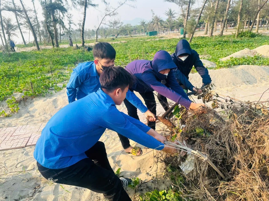Tuổi trẻ Hà Tĩnh ra quân làm sạch biển, sẵn sàng vào mùa du lịch