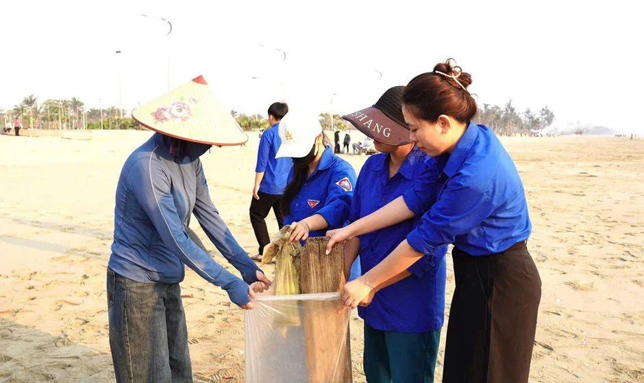 Tuổi trẻ Hà Tĩnh ra quân làm sạch biển, sẵn sàng vào mùa du lịch