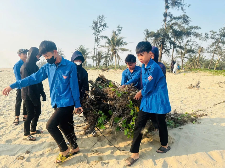 Tuổi trẻ Hà Tĩnh ra quân làm sạch biển, sẵn sàng vào mùa du lịch