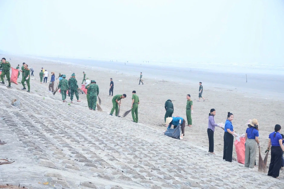 Tuổi trẻ Hà Tĩnh ra quân làm sạch biển, sẵn sàng vào mùa du lịch