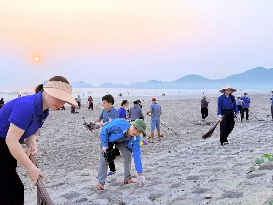 Tuổi trẻ Hà Tĩnh ra quân làm sạch biển, sẵn sàng vào mùa du lịch