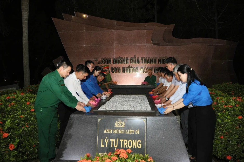 Tuổi trẻ Hà Tĩnh thắp nến tri ân Anh hùng liệt sĩ Lý Tự Trọng Tuổi trẻ Hà Tĩnh thắp nến tri ân Anh hùng liệt sĩ Lý Tự Trọng