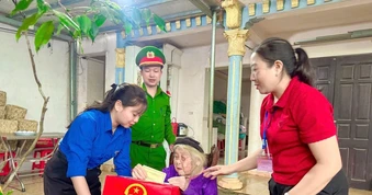 Tuổi trẻ Ninh Bình xung kích hỗ trợ Ngày hội toàn dân tham gia bầu cử