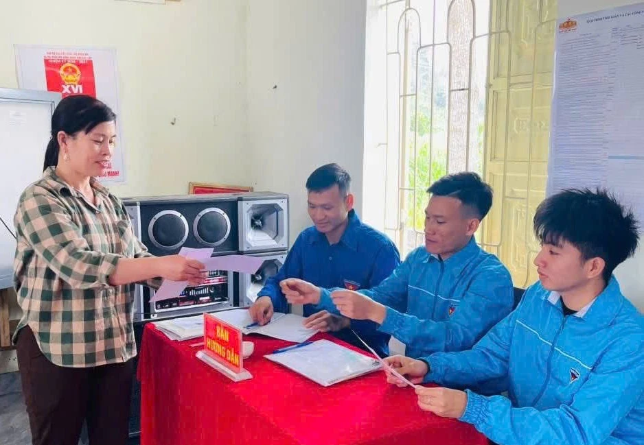Tuổi trẻ Ninh Bình xung kích hỗ trợ Ngày hội toàn dân tham gia bầu cử Tuổi trẻ Ninh Bình xung kích hỗ trợ Ngày hội toàn dân tham gia bầu cử
