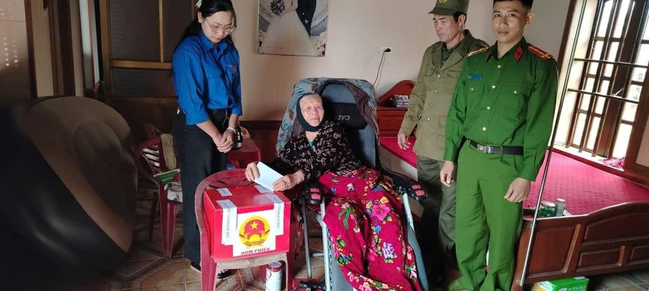 Tuổi trẻ Ninh Bình xung kích hỗ trợ Ngày hội toàn dân tham gia bầu cử Tuổi trẻ Ninh Bình xung kích hỗ trợ Ngày hội toàn dân tham gia bầu cử