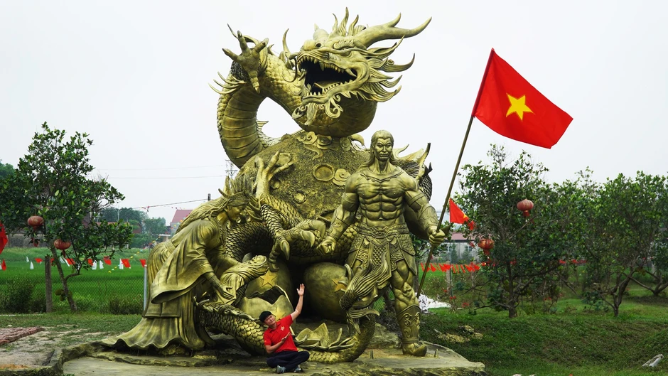 Tượng Cội Nguồn nặng 25 tấn ở Bắc Ninh gây sốt Tượng Cội Nguồn nặng 25 tấn ở Bắc Ninh gây sốt