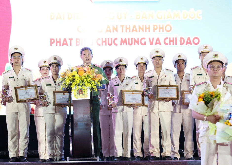 Tuyên dương 30 Gương mặt trẻ tiêu biểu Công an TPHCM Tuyên dương 30 Gương mặt trẻ tiêu biểu Công an TPHCM