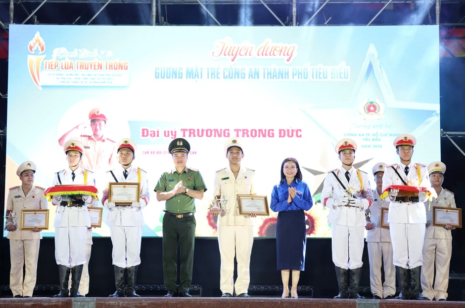 Tuyên dương 30 Gương mặt trẻ tiêu biểu Công an TPHCM Tuyên dương 30 Gương mặt trẻ tiêu biểu Công an TPHCM