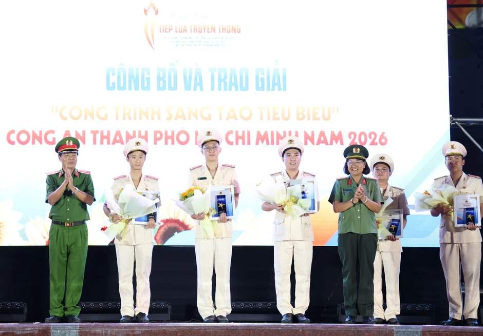 Tuyên dương 30 Gương mặt trẻ tiêu biểu Công an TPHCM Tuyên dương 30 Gương mặt trẻ tiêu biểu Công an TPHCM