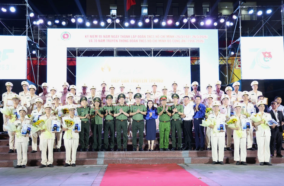 Tuyên dương 30 Gương mặt trẻ tiêu biểu Công an TPHCM Tuyên dương 30 Gương mặt trẻ tiêu biểu Công an TPHCM