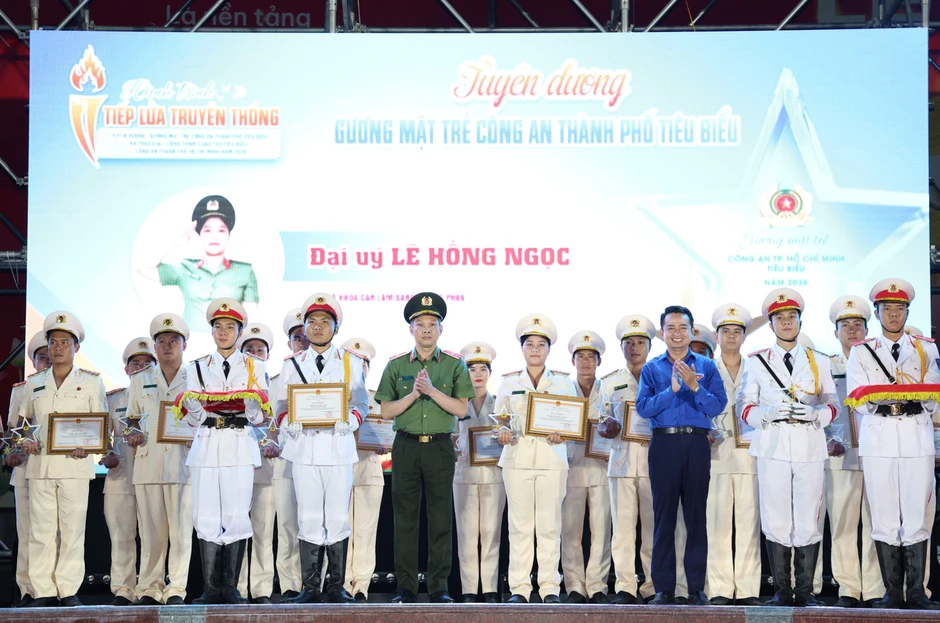 Tuyên dương 30 Gương mặt trẻ tiêu biểu Công an TPHCM Tuyên dương 30 Gương mặt trẻ tiêu biểu Công an TPHCM