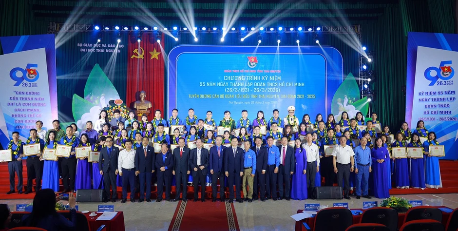 Tuyên dương 60 ‘thủ lĩnh áo xanh’ Thái Nguyên Tuyên dương 60 ‘thủ lĩnh áo xanh’ Thái Nguyên