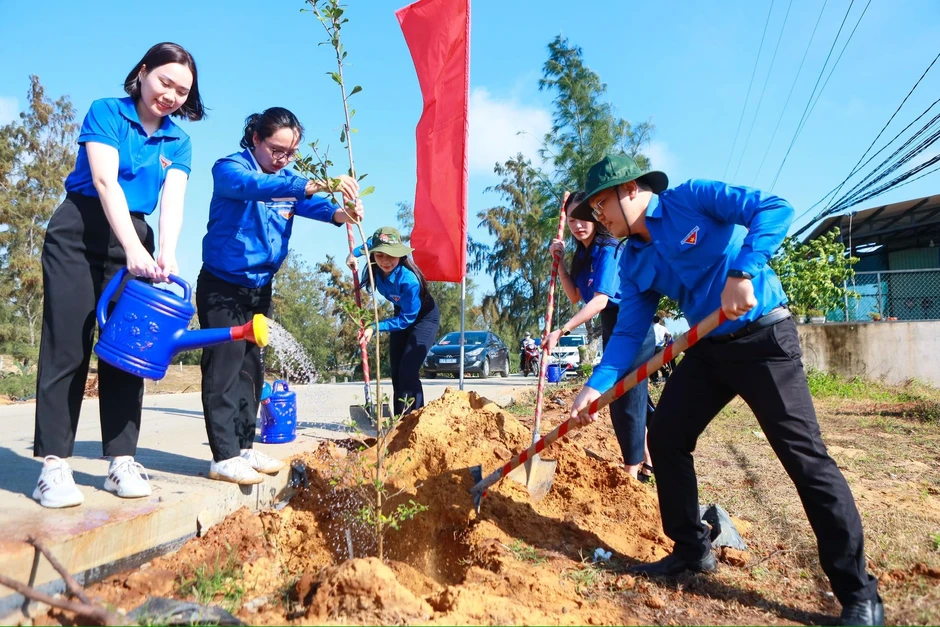 Tuyến đường điện mặt trời 1,4 km gây chú ý ở Quảng Ngãi Tuyến đường điện mặt trời 1,4 km gây chú ý ở Quảng Ngãi