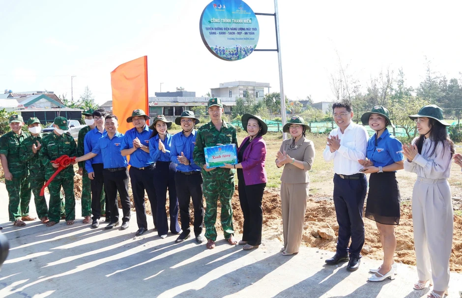 Tuyến đường điện mặt trời 1,4 km gây chú ý ở Quảng Ngãi Tuyến đường điện mặt trời 1,4 km gây chú ý ở Quảng Ngãi