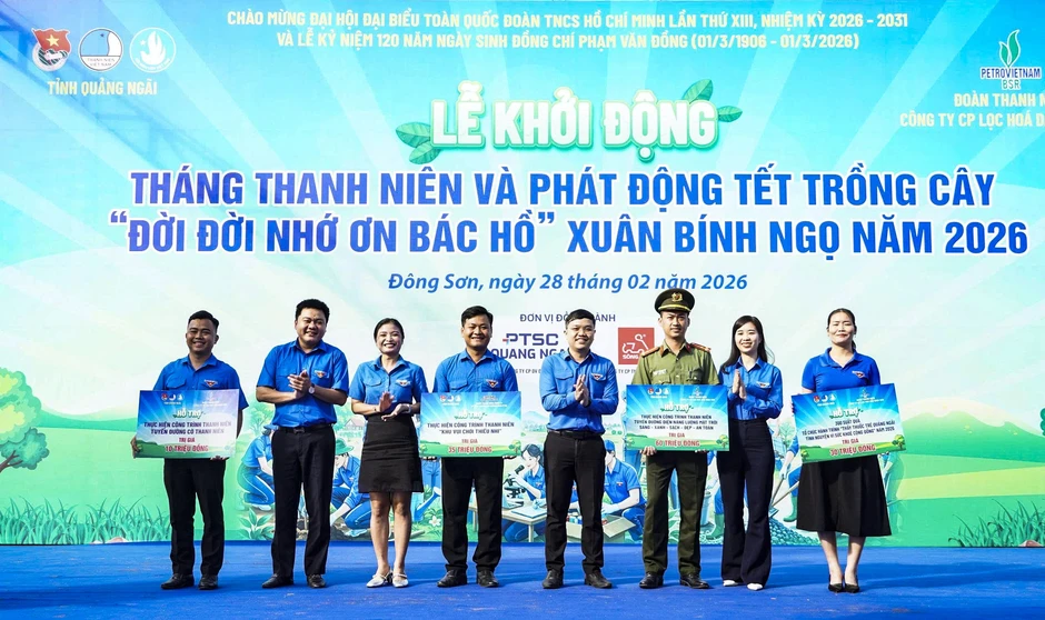 Tuyến đường điện mặt trời 1,4 km gây chú ý ở Quảng Ngãi Tuyến đường điện mặt trời 1,4 km gây chú ý ở Quảng Ngãi