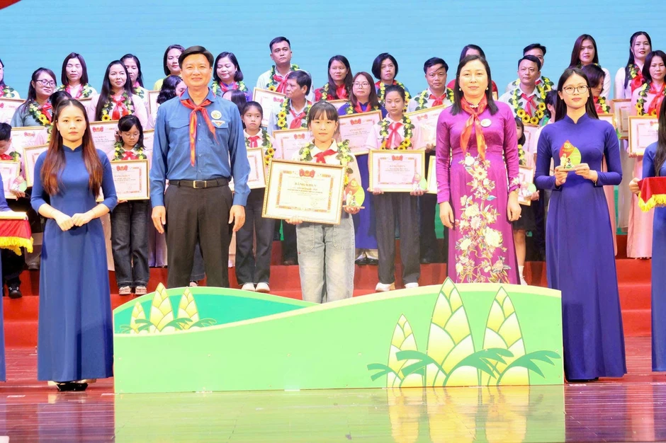 Tuyên dương Tổng phụ trách Đội tiêu biểu và Chỉ huy Đội giỏi tỉnh Ninh Bình, Huế Tuyên dương Tổng phụ trách Đội tiêu biểu và Chỉ huy Đội giỏi tỉnh Ninh Bình, Huế