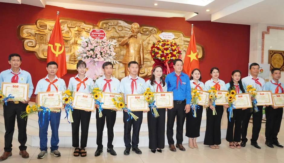 Tuyên dương Tổng phụ trách Đội tiêu biểu và Chỉ huy Đội giỏi tỉnh Ninh Bình, Huế Tuyên dương Tổng phụ trách Đội tiêu biểu và Chỉ huy Đội giỏi tỉnh Ninh Bình, Huế