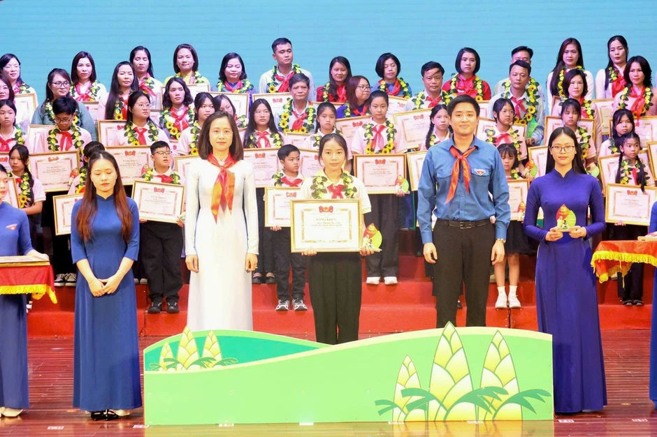 Tuyên dương Tổng phụ trách Đội tiêu biểu và Chỉ huy Đội giỏi tỉnh Ninh Bình, Huế Tuyên dương Tổng phụ trách Đội tiêu biểu và Chỉ huy Đội giỏi tỉnh Ninh Bình, Huế