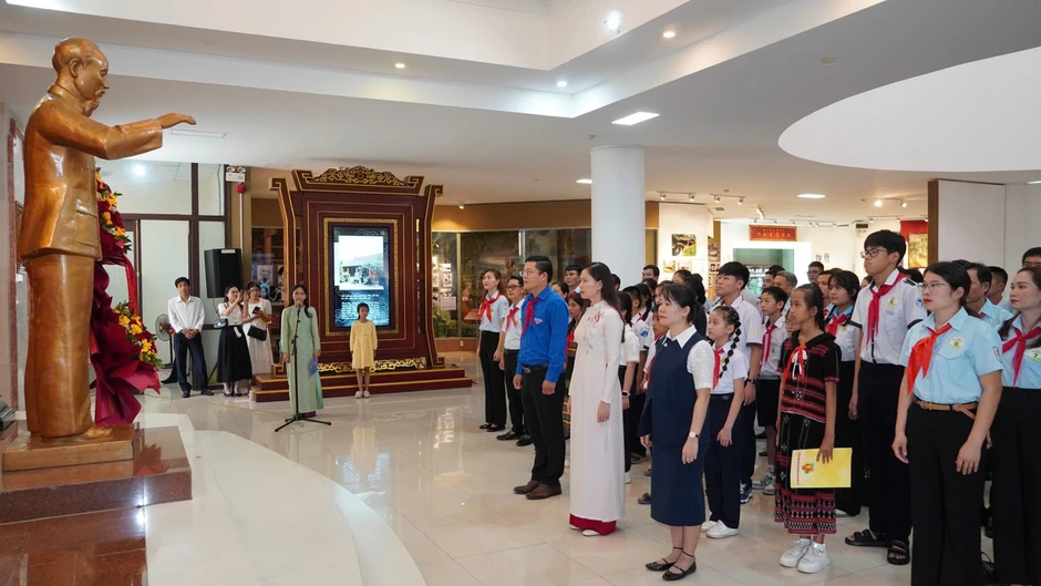 Tuyên dương Tổng phụ trách Đội tiêu biểu và Chỉ huy Đội giỏi tỉnh Ninh Bình, Huế Tuyên dương Tổng phụ trách Đội tiêu biểu và Chỉ huy Đội giỏi tỉnh Ninh Bình, Huế