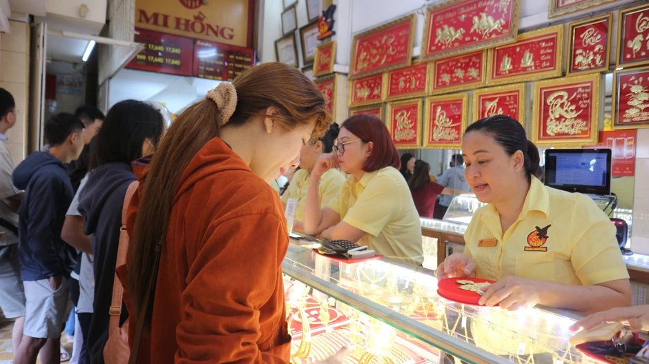 Vàng lao dốc: Có người đứng 2 giờ đồng hồ vẫn mua hụt Vàng lao dốc: Có người đứng 2 giờ đồng hồ vẫn mua hụt