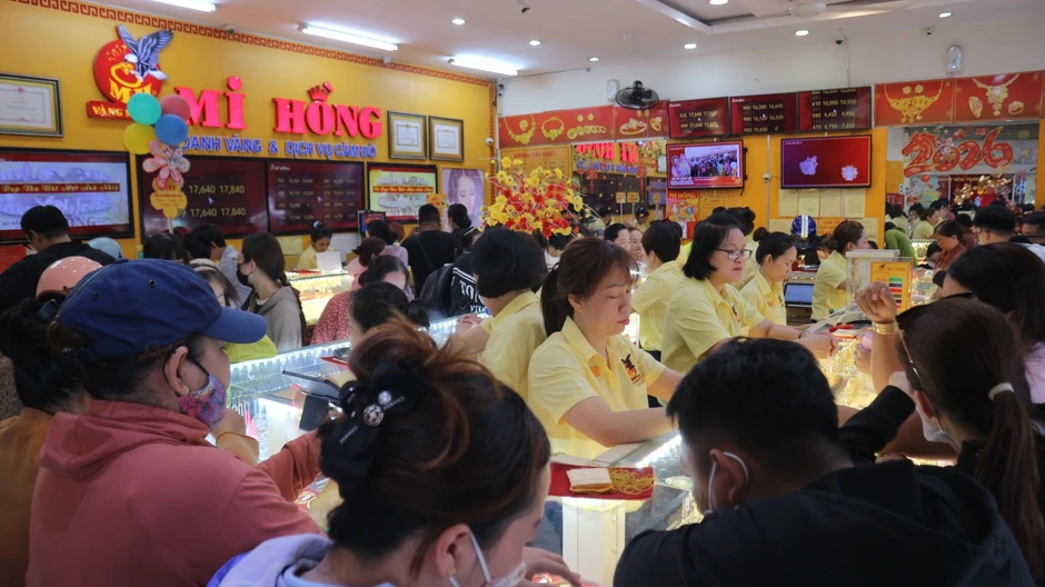 Vàng lao dốc: Có người đứng 2 giờ đồng hồ vẫn mua hụt Vàng lao dốc: Có người đứng 2 giờ đồng hồ vẫn mua hụt