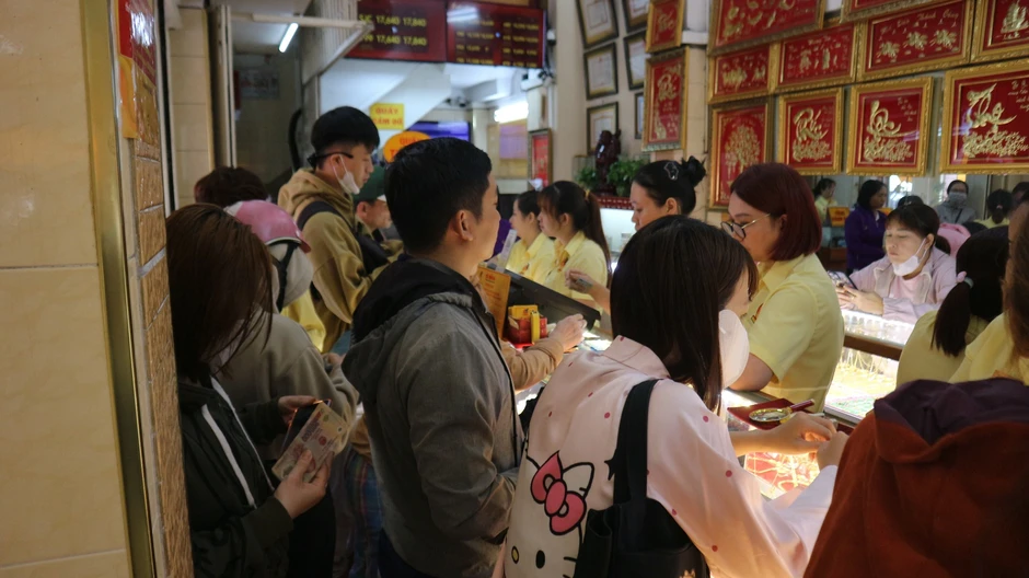 Vàng lao dốc: Có người đứng 2 giờ đồng hồ vẫn mua hụt Vàng lao dốc: Có người đứng 2 giờ đồng hồ vẫn mua hụt
