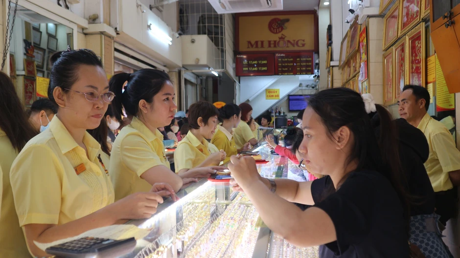 Vàng lao dốc: Có người đứng 2 giờ đồng hồ vẫn mua hụt Vàng lao dốc: Có người đứng 2 giờ đồng hồ vẫn mua hụt