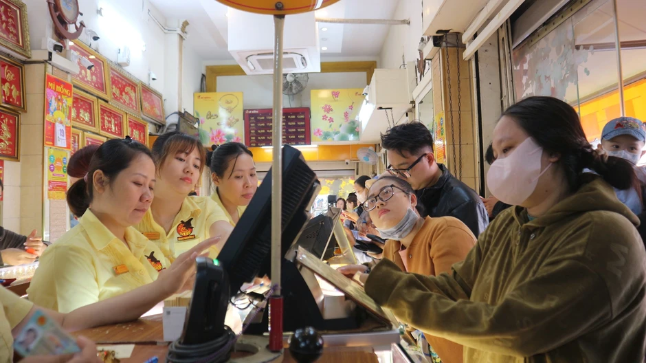 Vàng lao dốc: Có người đứng 2 giờ đồng hồ vẫn mua hụt Vàng lao dốc: Có người đứng 2 giờ đồng hồ vẫn mua hụt