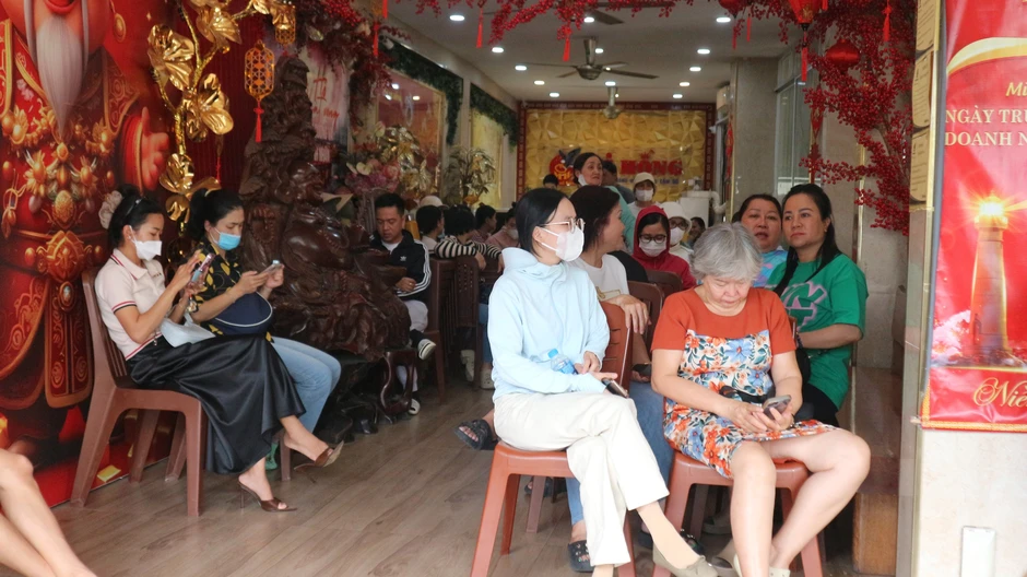 Vàng lao dốc: Có người đứng 2 giờ đồng hồ vẫn mua hụt Vàng lao dốc: Có người đứng 2 giờ đồng hồ vẫn mua hụt