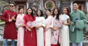 Vì sao người trẻ chủ động 'yêu' áo dài dù từng ngại ngùng với trang phục này?