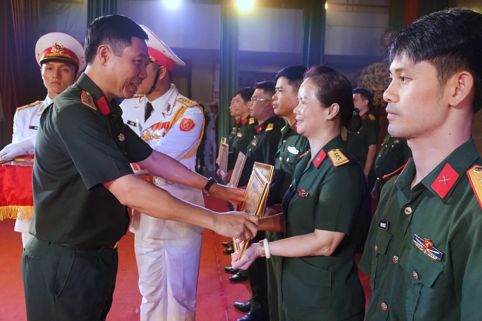Vinh danh 6 thủ lĩnh Đoàn xuất sắc nhất hội thi toàn quân Vinh danh 6 thủ lĩnh Đoàn xuất sắc nhất hội thi toàn quân