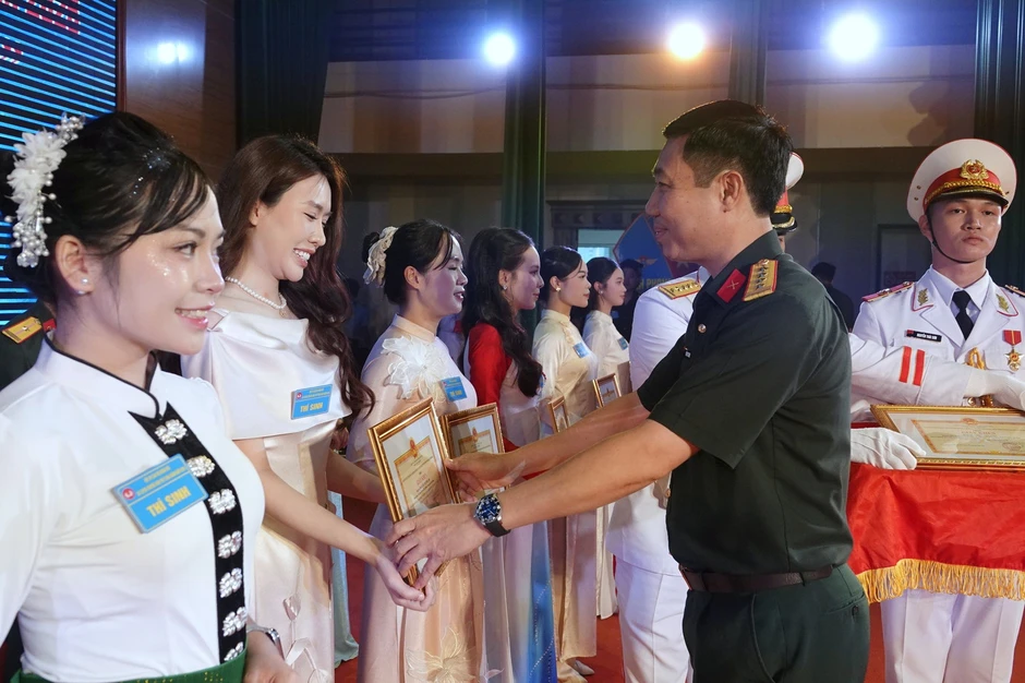 Vinh danh 6 thủ lĩnh Đoàn xuất sắc nhất hội thi toàn quân Vinh danh 6 thủ lĩnh Đoàn xuất sắc nhất hội thi toàn quân