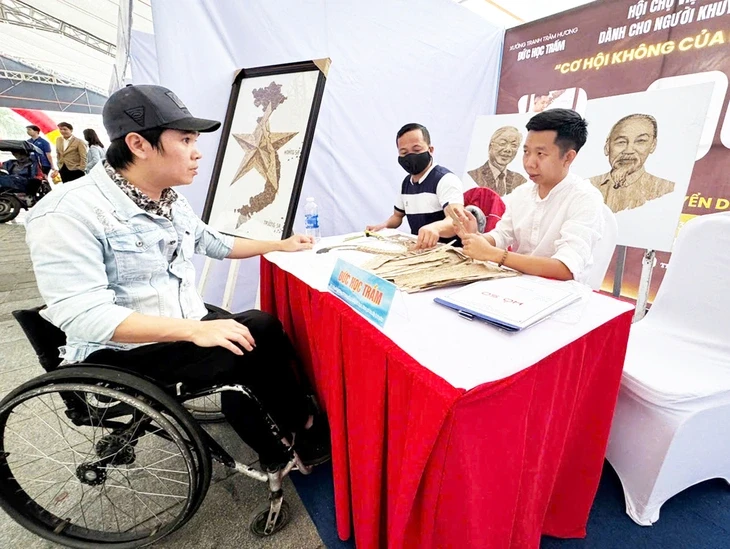 Với sinh viên khuyết tật ở trường đại học, giáo dục theo kiểu cảm thông là không đủ