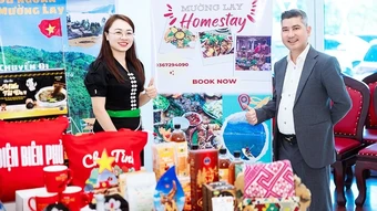 Vừa làm kinh tế vừa lưu giữ nét văn hóa bản địa