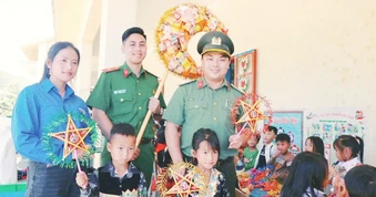 Vui Trung thu cùng thiếu nhi Sơn La, An Giang