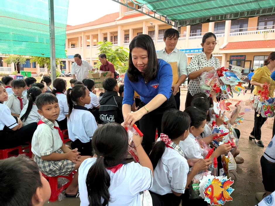 Vui Trung thu cùng thiếu nhi Sơn La, An Giang Vui Trung thu cùng thiếu nhi Sơn La, An Giang