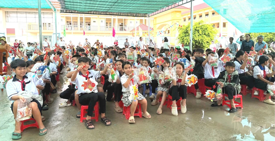 Vui Trung thu cùng thiếu nhi Sơn La, An Giang Vui Trung thu cùng thiếu nhi Sơn La, An Giang