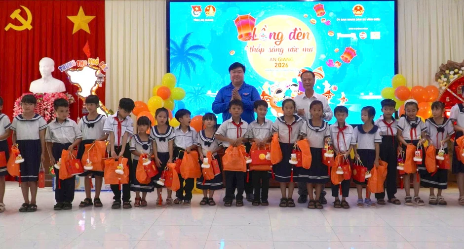 Vui Trung thu cùng thiếu nhi Sơn La, An Giang Vui Trung thu cùng thiếu nhi Sơn La, An Giang