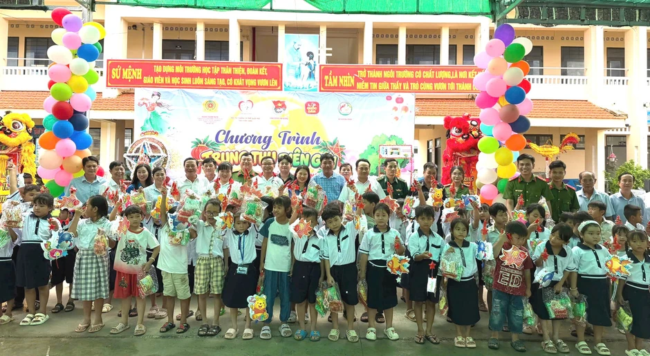 Vui Trung thu cùng thiếu nhi Sơn La, An Giang Vui Trung thu cùng thiếu nhi Sơn La, An Giang